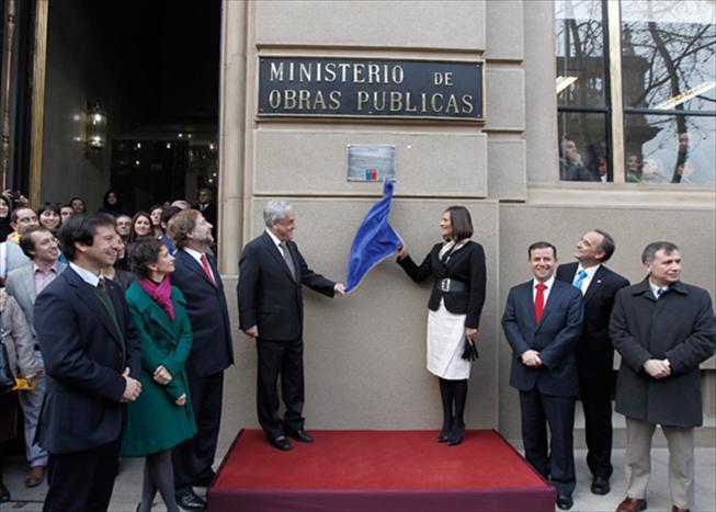 Presidente Sebastián Piñera junto a Ministra Loreto Silva inauguraron restauración de fachada de edificio MOP