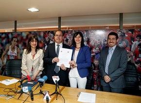 Ministros de Obras Públicas y Deporte firman convenio para la construcción y reposición de siete estadios