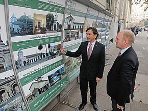 Ministro Golborne recorre exposición patrimonial “Proyectos de Restauración”