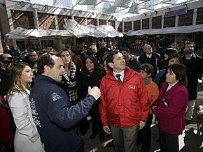 Ministro Golborne revisa en terreno problemas en edificios de las Pérgolas de las Flores y Mercado Tirso de Molina