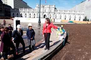 Ministra Loreto Silva inspecciona primer mejoramiento de la Plaza de la Constitución en más de 30 años